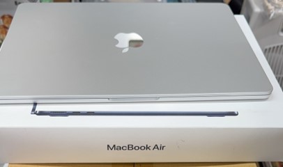 Apple　アップル　【Mac Book Air】　ノートパソコン 2025年製