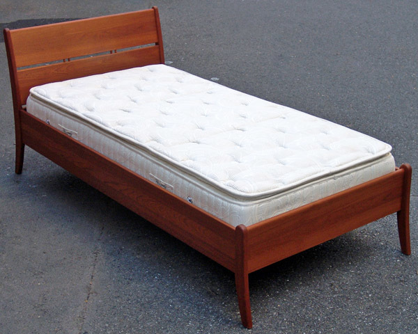 Torring シングルベッド フレーム チーク材 北欧 デンマーク製 北欧家具 + RESTONIC レストニック マットレス 中古品