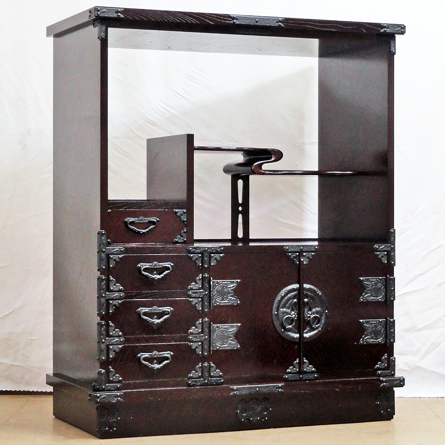 遠野民芸家具 飾棚 飾り棚 違い棚 欅玉杢 欅材 桐材 南部鉄器金具 向い鶴柄飾り金具 漆塗り 工芸品 和家具