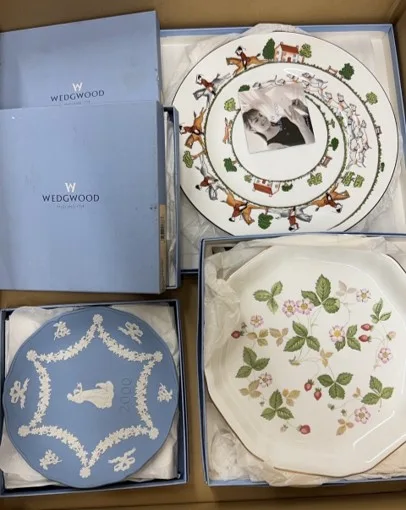 WEDGWOOD ウェッジウッド プレート 箱付き（ジャスパー・ワイルドストロベリー・ハンティングシーン）